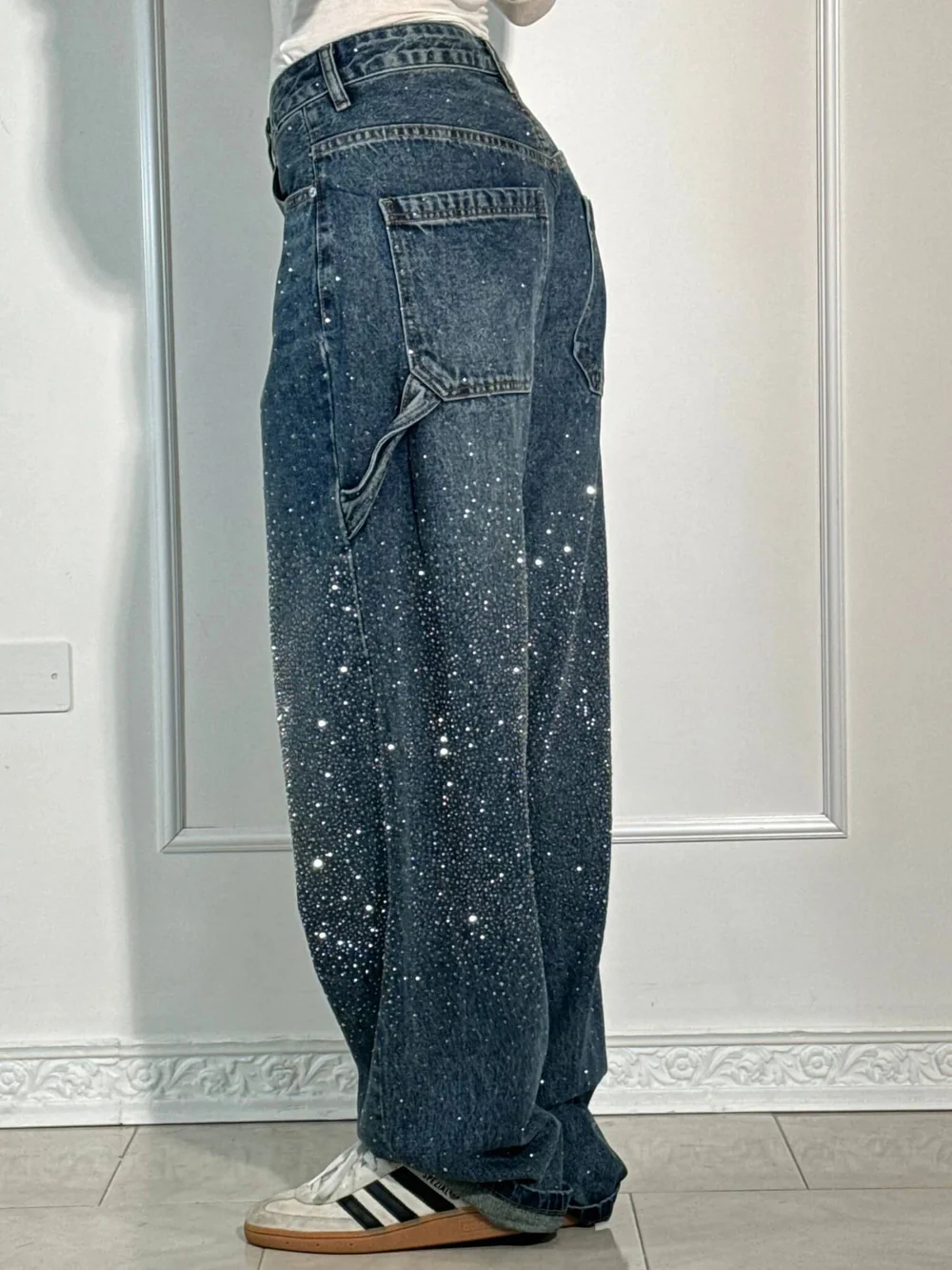 JEANS AUS GLÄNZENDEM DENIM 
