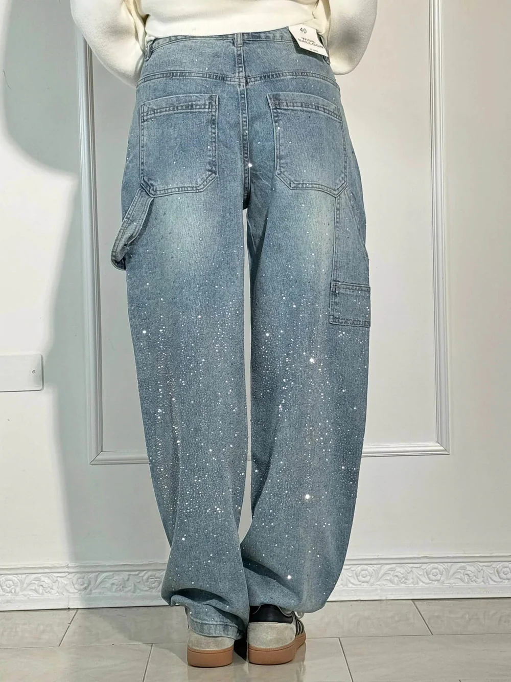 JEANS AUS GLÄNZENDEM DENIM 