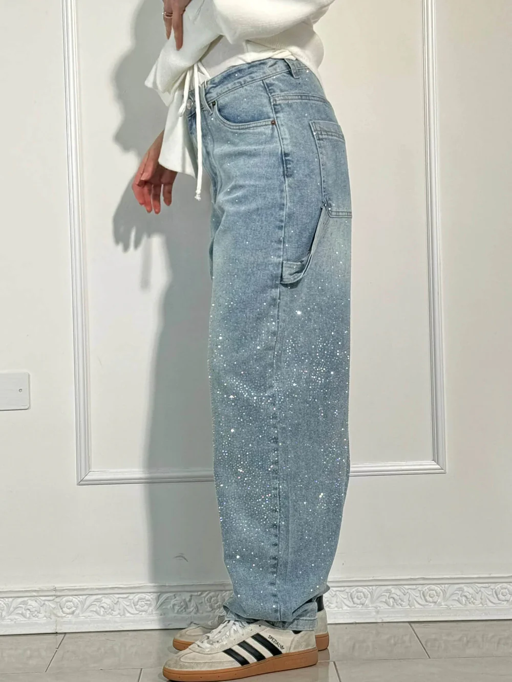 JEANS AUS GLÄNZENDEM DENIM 
