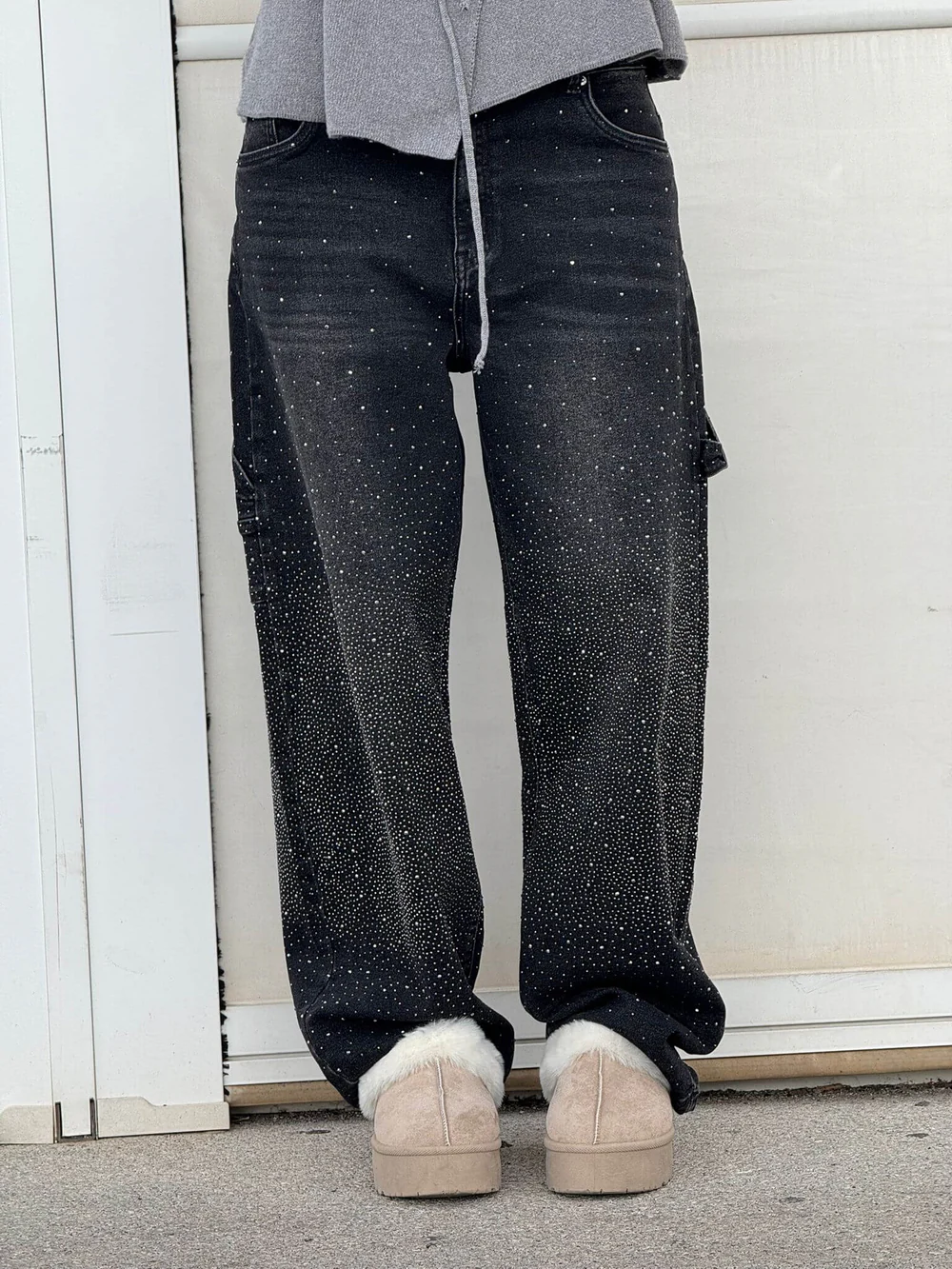 JEANS AUS GLÄNZENDEM DENIM 