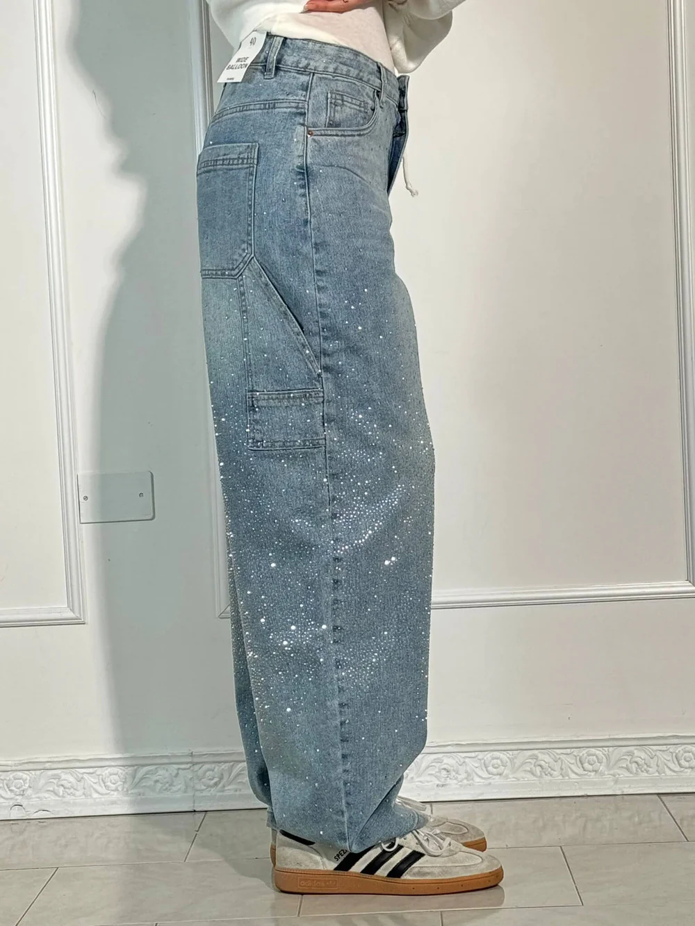 JEANS AUS GLÄNZENDEM DENIM 