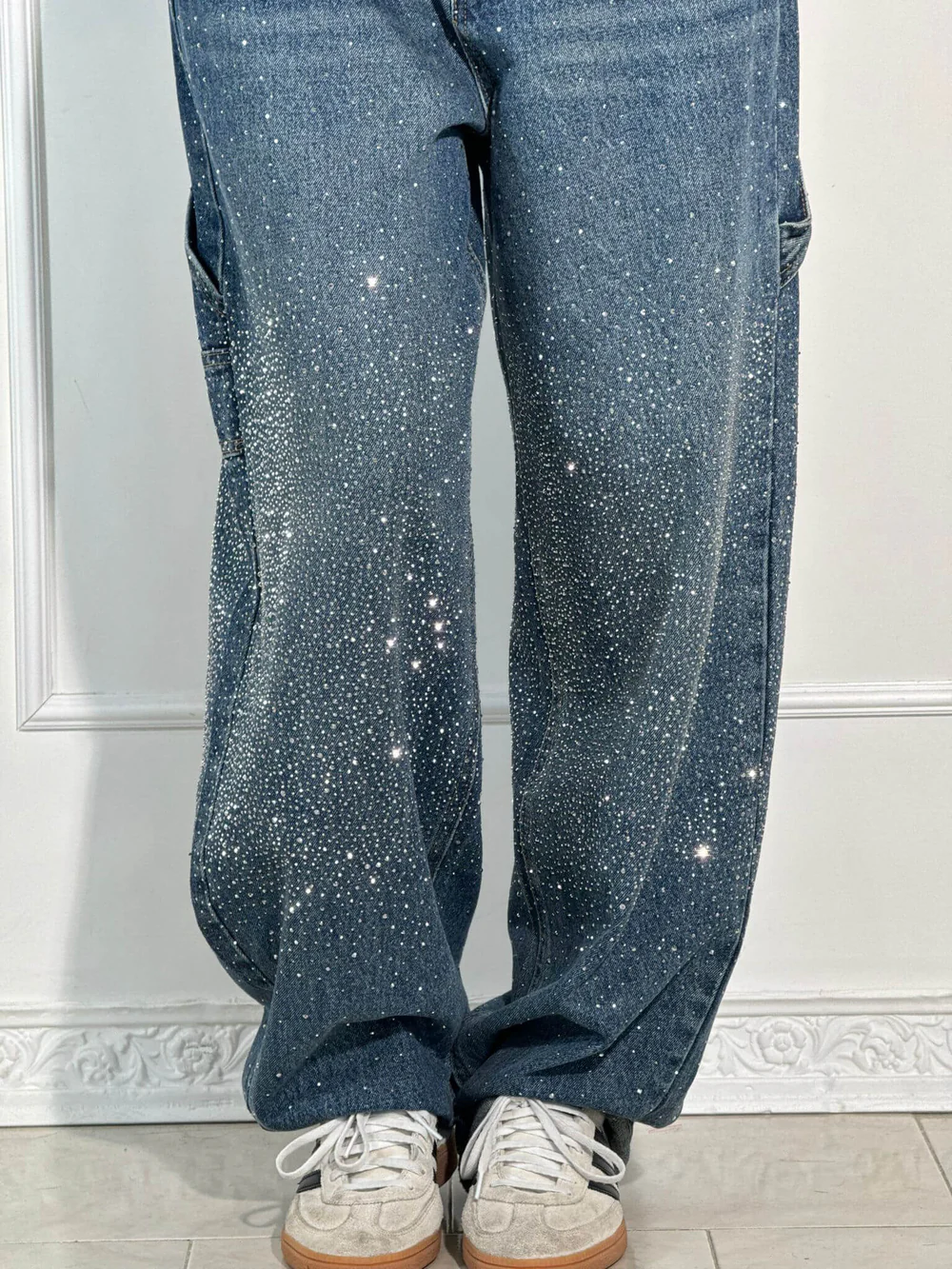 JEANS AUS GLÄNZENDEM DENIM 