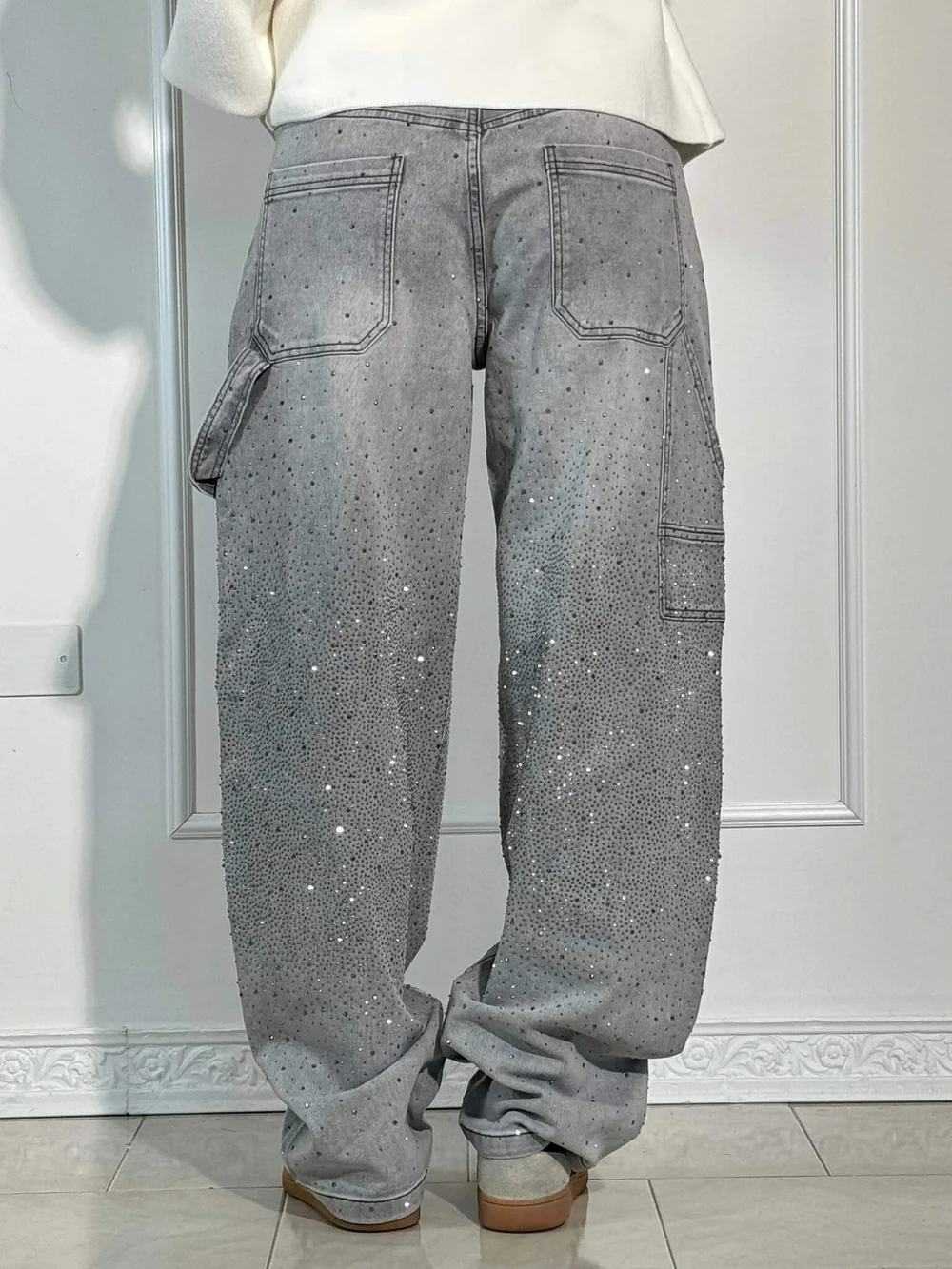 JEANS AUS GLÄNZENDEM DENIM 