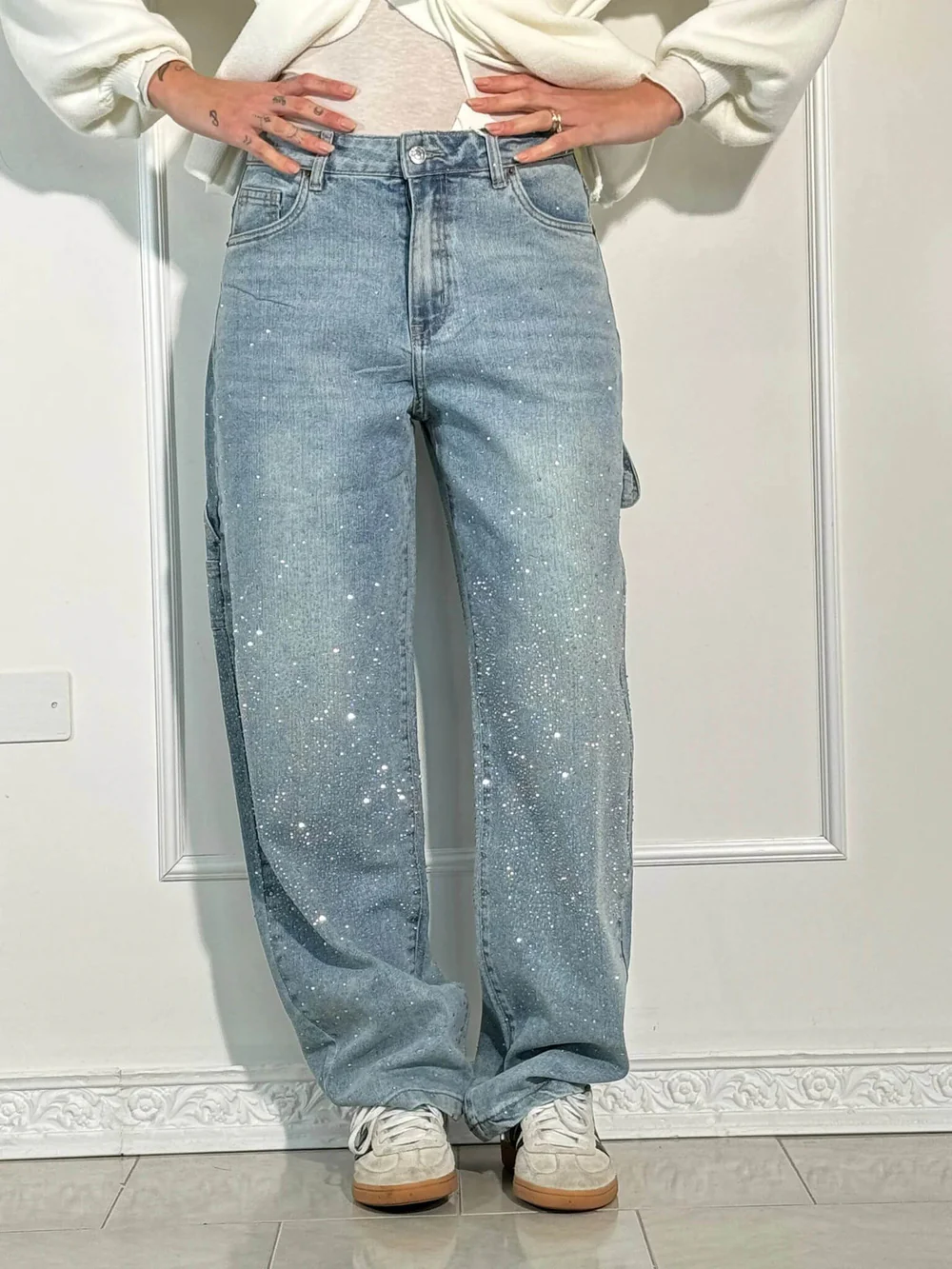 JEANS AUS GLÄNZENDEM DENIM 