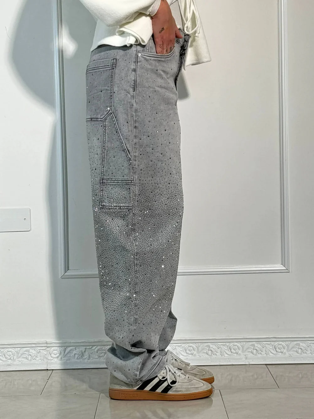 JEANS AUS GLÄNZENDEM DENIM 